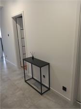 Beliani Nowoczesna konsola blat hartowane szkło metalowe nogi 80 x 30 cm czarna Delano