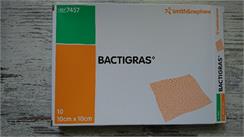 BACTIGRAS Opatrunek Gazowy Nasączony Parafiną I Chlorheksydyną 10cm x 10cm 10szt.