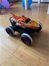 Hot Wheels Monster Trucks R/C Niepowstrzymany Tiger Shark 1:15 Terenowy HGV87