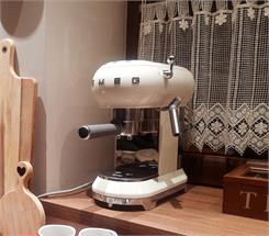 Ekspres SMEG ECF01CREU Kremowy