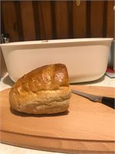 Chlebak pojemnik na pieczywo z drewnianą deską kremowy 39x23,5x15,5 cm