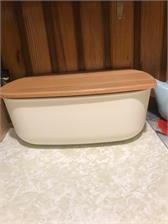 Chlebak pojemnik na pieczywo z drewnianą deską kremowy 39x23,5x15,5 cm