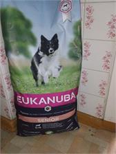 Eukanuba Sucha karma dla starszych psów małych i średnich ras bogata w jagnięcinę i ryż 12kg