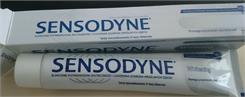 Sensodyne Odbudowa i Ochrona Whitening Pasta do nadwrażliwych zębów z fluorkiem 75 ml