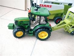 Bruder 02108 Traktor John Deere 5115M z przyczepą wywrotką