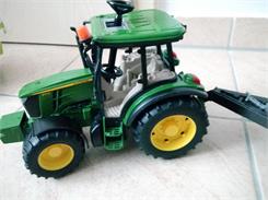 Bruder 02108 Traktor John Deere 5115M z przyczepą wywrotką