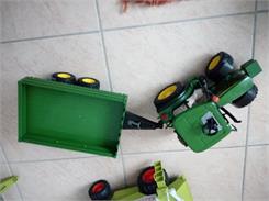 Bruder 02108 Traktor John Deere 5115M z przyczepą wywrotką